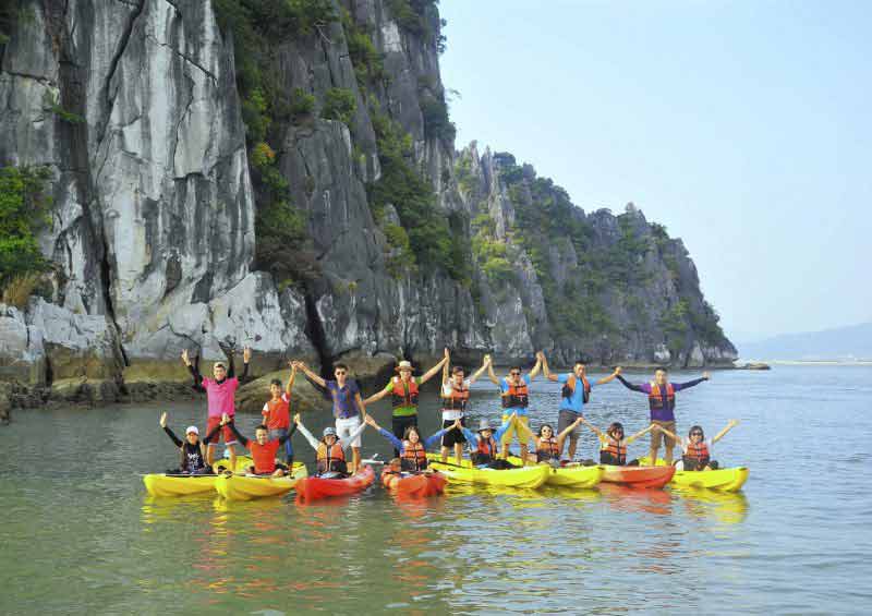 Khuyến mãi giảm giá du thuyền hạng sang 5 sao Quảng Ninh La Casta chèo thuyền kayak